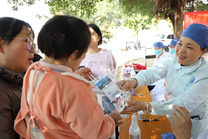 医心向党 “颌”你同行——918博天堂口腔颌面外科党支部开展健康口腔义诊进社区活动 第 3 张 医心向党 “颌”你同行——918博天堂口腔颌面外科党支部开展健康口腔义诊进社区活动 第 3 张