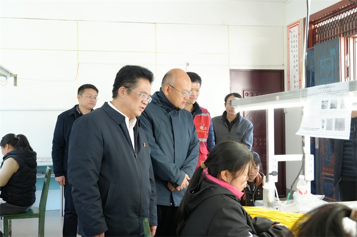 曾志羽校长带队到918博天堂定点帮扶村马山县里当瑶族乡龙琴村开展乡村振兴调研慰问 第 4 张 曾志羽校长带队到918博天堂定点帮扶村马山县里当瑶族乡龙琴村开展乡村振兴调研慰问 第 4 张