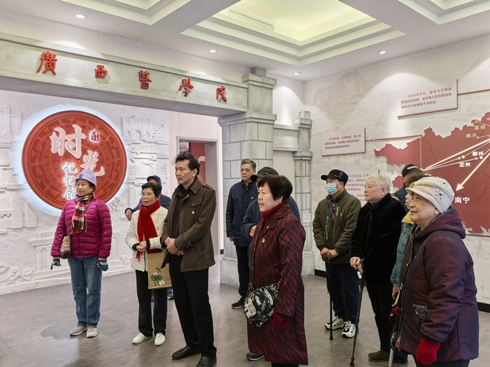 铭记历史 砥砺前行——918博天堂离退休党支部开展“传承优秀传统,弘扬优秀文化” 主题党日活动 第 1 张 铭记历史 砥砺前行——918博天堂离退休党支部开展“传承优秀传统,弘扬优秀文化” 主题党日活动 第 1 张