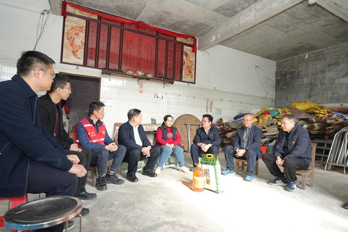 曾志羽校长带队到918博天堂定点帮扶村马山县里当瑶族乡龙琴村开展乡村振兴调研慰问 第 1 张 曾志羽校长带队到918博天堂定点帮扶村马山县里当瑶族乡龙琴村开展乡村振兴调研慰问 第 1 张