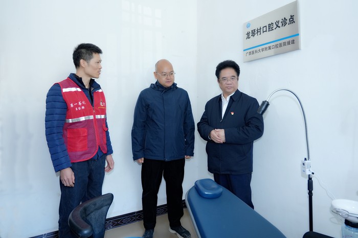 曾志羽校长带队到918博天堂定点帮扶村马山县里当瑶族乡龙琴村开展乡村振兴调研慰问 第 2 张 曾志羽校长带队到918博天堂定点帮扶村马山县里当瑶族乡龙琴村开展乡村振兴调研慰问 第 2 张