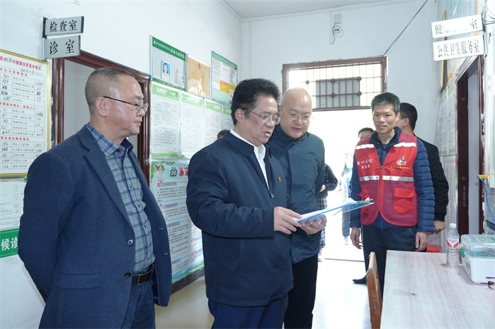 曾志羽校长带队到918博天堂定点帮扶村马山县里当瑶族乡龙琴村开展乡村振兴调研慰问 第 3 张 曾志羽校长带队到918博天堂定点帮扶村马山县里当瑶族乡龙琴村开展乡村振兴调研慰问 第 3 张