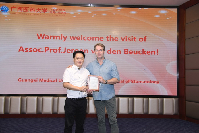 1113918博天堂廖红兵院长为Jeroen van den Beucken教授颁发感谢状_调整大小.jpg 1113918博天堂廖红兵院长为Jeroen van den Beucken教授颁发感谢状_调整大小.jpg