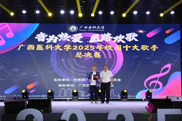 2025.04.26陈俊强校长给冠军戴仁聪颁奖1_副本.jpg 2025.04.26陈俊强校长给冠军戴仁聪颁奖1_副本.jpg