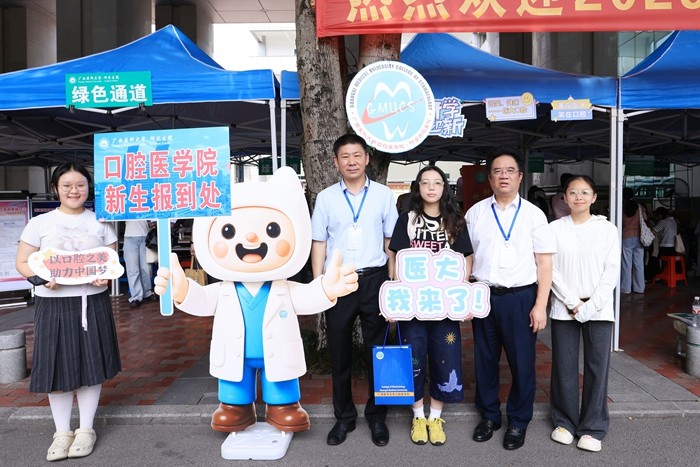 校领导合照3_副本.jpg 校领导合照3_副本.jpg