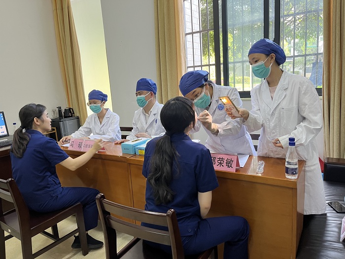 图4-2 口腔义诊现场 .jpg