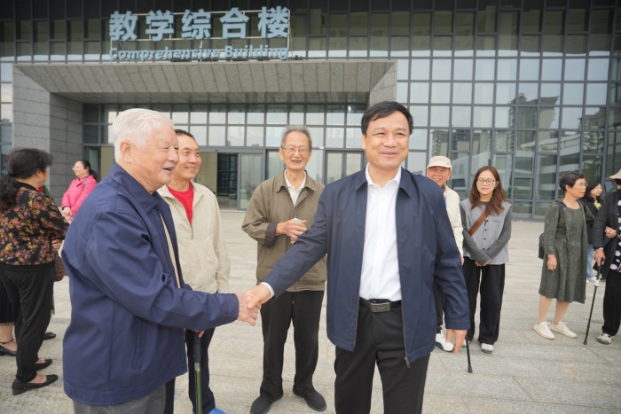 4 党委书记韦锦斌与老同志亲切寒喧_1.JPG