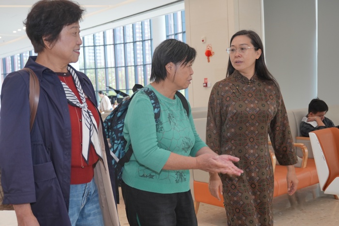 6 工会主席、副院长卢小玲带领老同志参观门诊楼_1.JPG