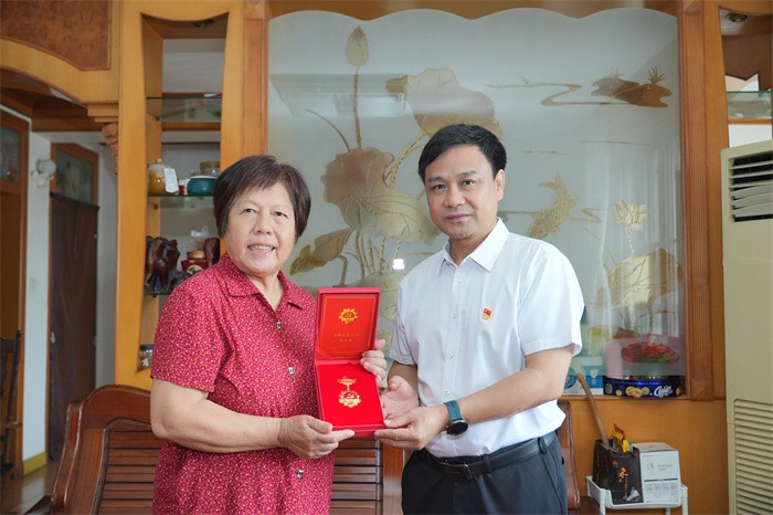 附属口腔医院开展2025年“七一”前夕走访慰问活动 第 6 张 附属口腔医院开展2025年“七一”前夕走访慰问活动 第 6 张