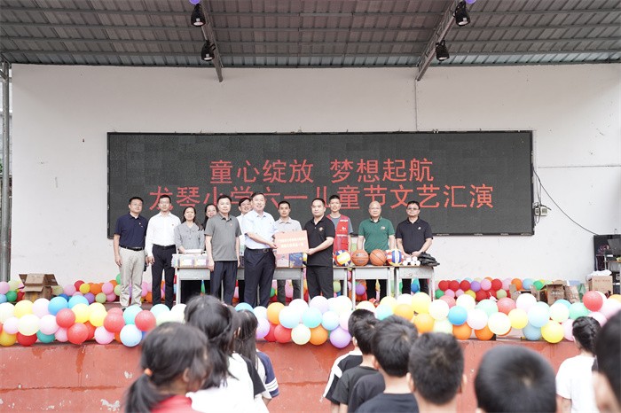 深入基层调研指导 共谋乡村振兴新篇——918博天堂
党委常委、副校长陈俊强带队赴马山县龙琴村开展调研走访活动 第 2 张 深入基层调研指导 共谋乡村振兴新篇——918博天堂
党委常委、副校长陈俊强带队赴马山县龙琴村开展调研走访活动 第 2 张