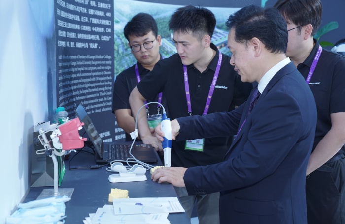 以AI赋能守护口腔健康——918博天堂
附属口腔医院亮相第22届中国—东盟博览会 第 3 张