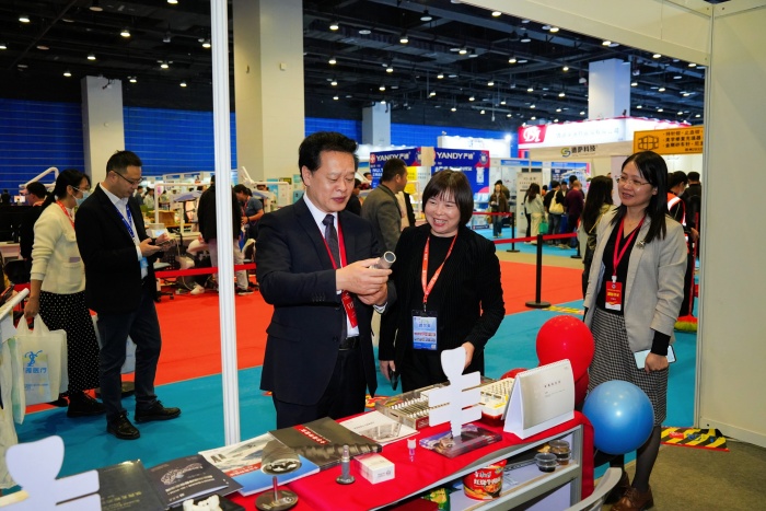 廖红兵院长巡展照 (3).jpg