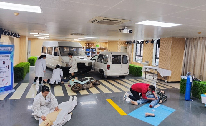 学员参加车祸现场急救情景模拟.jpg 学员参加车祸现场急救情景模拟.jpg