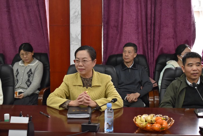 农晓琳听取学生发言并解答学生疑问.jpg 农晓琳听取学生发言并解答学生疑问.jpg